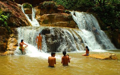 turistas-disfrutando-de-la-tercera-caida-de-la-catarata-bayoz-xplorer-landscape