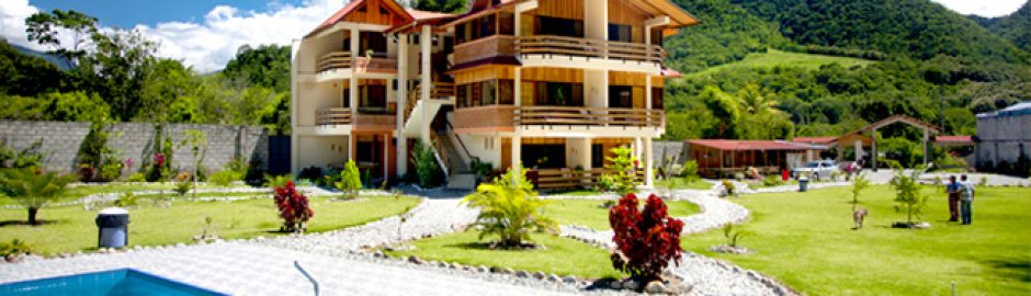 vista-interna-y-piscina-monte-prado-hotel-chanchamayo